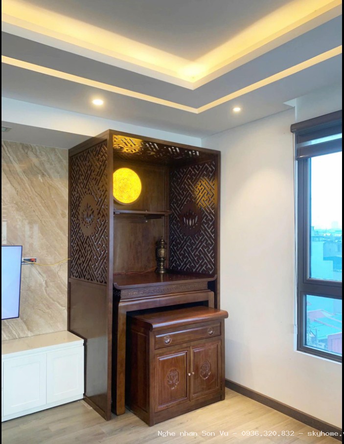 Bàn thờ đứng gỗ sồi màu nguyên bản mẫu vai vạn tại Long Biên