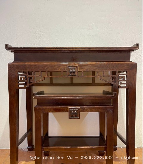 Mẫu bàn thờ gỗ đơn giản phù hợp với nhiều không gian tại Đống Đa