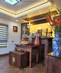 Vỡ lọ hoa trên bàn thờ
