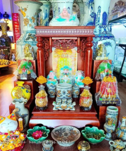 Nằm Ngủ Trước Bàn Thờ