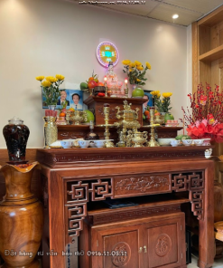 Kiến Bò Vào Cốc Nước Trên Bàn Thờ