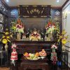 Đặt lọ hoa trên bàn thờ