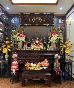 Đặt lọ hoa trên bàn thờ